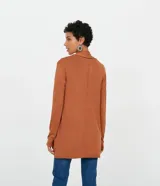 Cardigan largo femenino de la marca Blue Steel, confeccionado en tejido de punto liso color gris. Presenta diseño abierto sin cierres y cuello tipo chal.