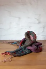 Escultura creada por Paulina Gross, en fieltro húmedo de lana merino y corriedale, con apliques de cáñamo y bambú.