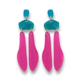Aros colgantes de acrílico con piezas geométricas en turquesa con glitter y fucsia.