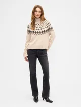 Buzo de punto con cuello alto, diseño estampado estilo fairisle con rayas horizontales y puntos en tonos tostado y blanco. Presenta mangas largas con puños acanalados y ruedo recto.