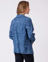 Camperita de tencel color azul con estampado paisley, cuello solapa y cierre frontal con botones. Incluye bolsillos en el pecho y en la parte inferior.