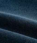 Pantalón de jeans skinny con lavado dirty, tiro alto, trabillas, cierre tradicional con botón interno para ajuste y bolsillos.