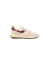 Championes urbanos Autry modelo Reelwind Low, color beige con detalles en bordó. Confeccionados en una combinación de gamuza y tela, presentan el logo de la marca en el lateral y una suela de goma con diseño geométrico.