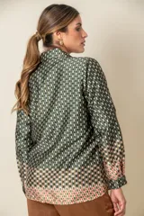 Camisa italiana de satén estampado, color verde con diseño geométrico en blanco y naranja. De manga larga y corte clásico.