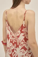 Mono largo de viscosa con estampado floral en tonos terracota y blanco. Presenta tirantes finos, escote en V y bolsillos laterales.