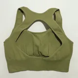 Top deportivo azul con espalda descubierta y textura acanalada.