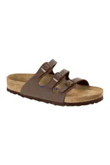 Sandalias Birkenstock Florida Soft Footbed, color marrón mocca, con tres tiras ajustables con hebilla y plantilla anatómica de corcho y látex.