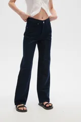 Pantalon de jean recto de tiro alto con acabado brillante tipo glitter.