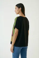 Remera tipo poncho con estampado inspirado en arte rupestre y espalda lisa color negro.