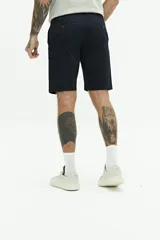 Bermuda de gabardina color gris con logo bordado, bolsillos laterales y traseros, cierre con cremallera y pasacintos.