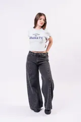 Remera baby tee celeste con estampa frontal en tono azul marino con la leyenda "A little bit dramatic".