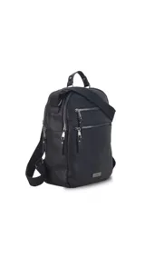 Mochila de cuero sintético con textura granulada, color verde oliva. Cuenta con dos bolsillos frontales con cierre metálico, asa superior rígida y correas ajustables de cinta textil. Incluye placa metálica decorativa en la parte inferior.