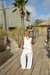 Conjunto de chaleco con botones y pantalón palazzo de crepé color negro.