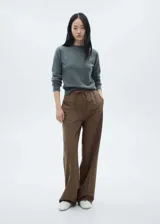 Pantalon de vestir color marron, de corte recto y tiro medio, con cintura elastizada y cierre de lazo ajustable. Cuenta con bolsillos laterales.