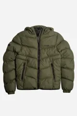 Campera puffer verde militar con capucha ajustable, cierre frontal y bolsillos laterales con cierre.