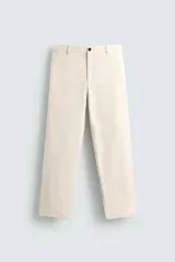 Pantalón de corte recto confeccionado en tejido compacto de algodón con estructura twill. Presenta cierre frontal con cremallera y botón, bolsillos laterales y bolsillos traseros de vivo con botón.