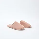 Pantuflas destalonadas de terciopelo color rosa con suela plana.