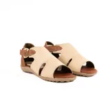 Sandalia baja combinada de cuero en color celeste con detalles en marrón tostado, tira con hebilla lateral ajustable y suela texturizada.