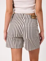 Short de tiro alto de denim con patrón de rayas verticales en tono azul y blanco, de corte holgado.