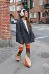 Pantalón acampanado de pana color beige con parches de pana marrón, verde y naranja.