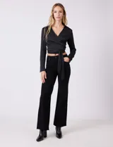 Blusa negra de satén, marca Allie Rose, con cuello con solapa y escote en V. Diseño cruzado con lazo de ajuste lateral y manga larga con pretina, ojal y botón.