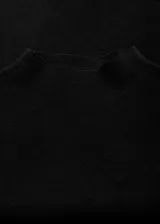 Jersey de punto fino con cuello perkins y manga larga, de diseño recto y corte clásico.