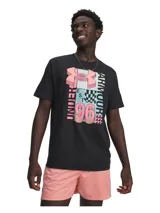 Remera de manga corta Under Armour, color negro, con estampado gráfico frontal retro en tonos rosado, celeste y blanco. Presenta el logo de la marca y el número 96 con diseño tipográfico.