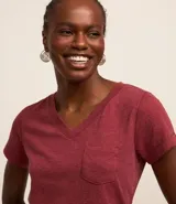 Remera de algodón color borgoña con cuello en V, mangas cortas con dobladillo y bolsillo de parche en el pecho.