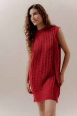 Vestido corto tejido color rojo, sin mangas y con cuello redondo.
