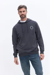 Canguro con capucha de algodón color beige, con cordones de ajuste y estampa circular frontal con el nombre de la marca y el año 1971.