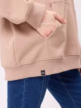 Canguro negro de corte holgado con capucha y cordones ajustables. Presenta un bolsillo frontal tipo canguro y un pequeño logo bordado en el pecho.