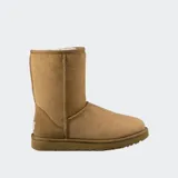 Botas UGG Classic Short II de piel de oveja color arena, con forro y plantilla de piel de oveja y suela Treadlite by UGG™.