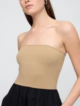 Vestido midi con diseño bicolor, presenta un cuerpo ajustado en color beige con breteles finos negros y una falda amplia de corte evasé en color negro con bolsillos laterales.