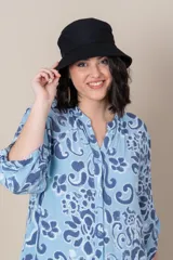 Gorro piluso color beige con pespuntes.