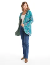 Cardigan abierto de punto, marca Ruby Rd, con diseño estampado de flores y guardas decorativas en los bordes frontales y puños. Presenta mangas largas y una silueta relajada sin botones.