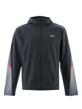 Campera deportiva Under Armour modelo Velocti Strm Hdd, color negro con capucha y cierre frontal. Cuenta con tecnología UA Storm impermeable, detalles reflectantes y diseño con paneles grises y franjas en las mangas.
