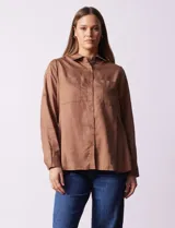 Camisa color verde oliva de lyocell, marca Cyrus. Tiene cuello con solapa, abertura central con botones, mangas 3/4 regulables con presilla y botón, y dos bolsillos delanteros aplicados.