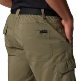 Short cargo de trekking color verde militar con múltiples bolsillos, incluyendo uno lateral con cierre y bolsillos cargo en las piernas.