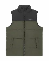 Chaleco puffer bicolor de la marca Mistral, con diseño acolchado en bloques de color verde oliva y negro. Presenta cierre frontal completo, cuello alto y bolsillos laterales con cierre.