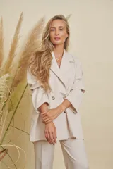 Blazer color beige de corte oversize, con solapas y doble botonadura frontal. Mangas 3/4 y diseño holgado.