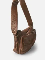 Bolso de cuero bovino color negro, con diseño urbano y versátil. Cuenta con múltiples compartimentos externos con solapa y cierre, y una correa ajustable con hebilla metálica.