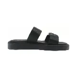 Sandalias marrones con plataforma negra, dos tiras anchas con hebillas doradas y plantilla acolchada.