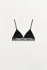 Bralette negro de copa triangular sin aro, con tirantes finos ajustables y un amplio detalle de encaje floral en el bajo.