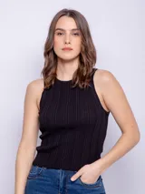 Top de tejido de punto negro, sin mangas, con cuello a la base y diseño acanalado.