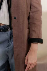 Tapado largo color blanco, de lino y algodón, con cuello en V abierto y sin cierre.