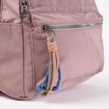 Mochila rosa de tela con cierre superior y bolsillo frontal con cierre. Tiene correas ajustables y un llavero decorativo.