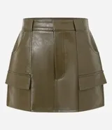 Short pollera de tiro medio confeccionado en poliuretano con acabado símil cuero. Presenta diseño de corte recto, cierre frontal con cremallera, trabillas para cinturón y dos bolsillos delanteros con solapa.