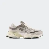 Championes urbanos New Balance modelo 9060, color gris con detalles en blanco, confeccionados en gamuza y malla, con logo "N" característico en los laterales y entresuela con tecnología ABZORB y SBS.