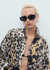 Camisa de corte recto con estampado animal print, cuello camisero, cierre frontal de botones y bolsillo de parche en el pecho. Cuenta con mangas largas con puños abotonados.