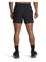 Short deportivo de entrenamiento Under Armour Project Rock, color negro, con cintura elástica y cordón interno. Presenta bolsillos laterales y tejido elástico en cuatro direcciones para mayor movilidad.